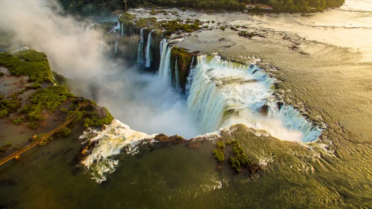 An amazing view of the Devil’s Throat in Iguazu Falls