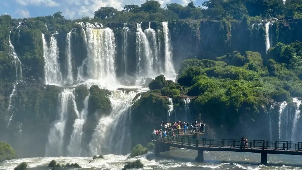 Tourists viewing the Devil’s Throat Tourists getting close views of the Iguazu Falls